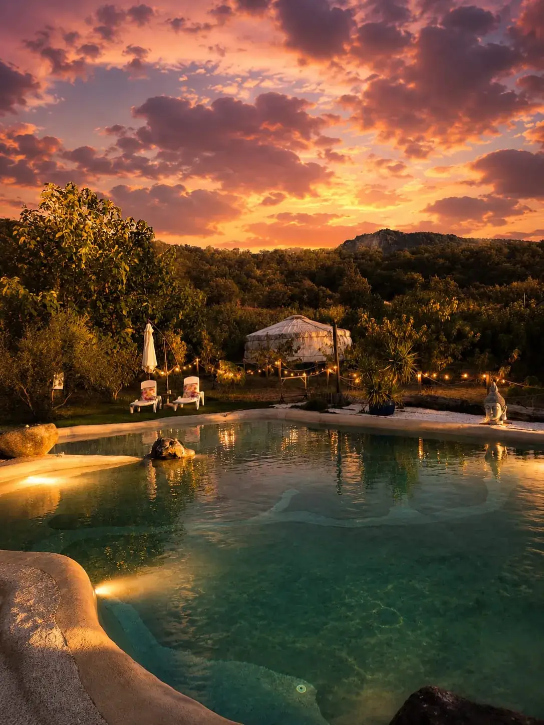 El cielo rosa del atardecer sobre la piscina-playa y el valle