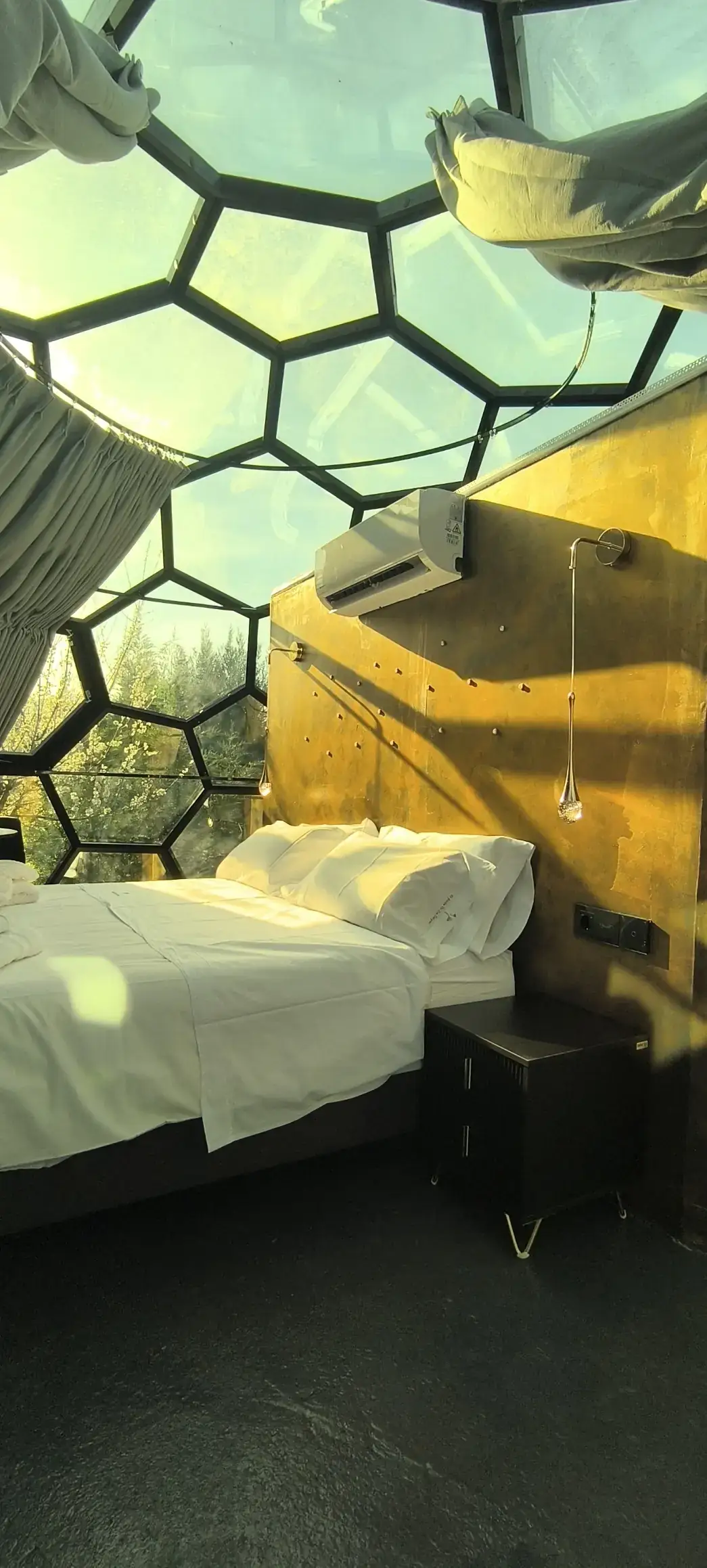 La cama del Sky Dome bajo su bóveda transparente