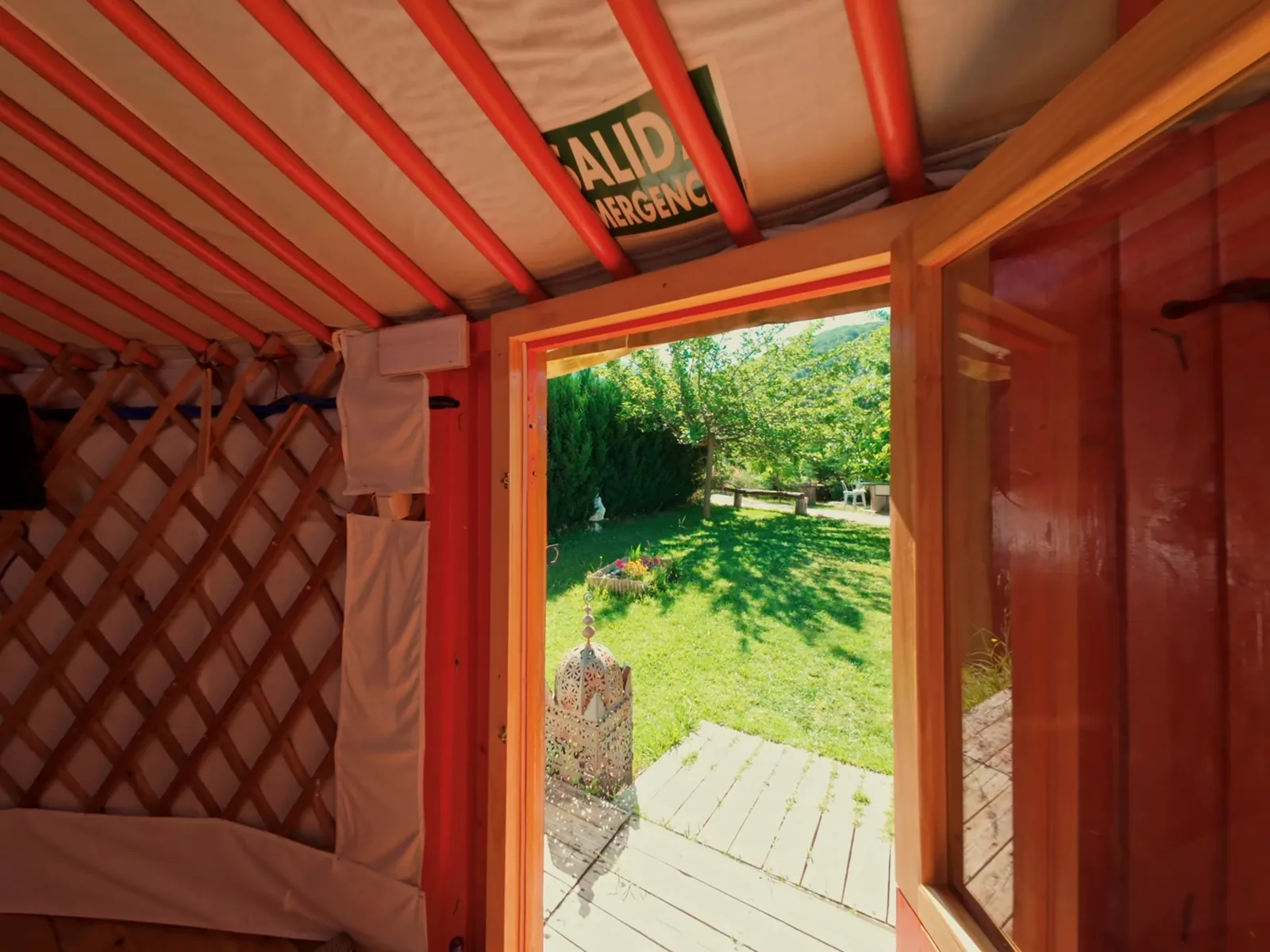 El interior de la Yurta Fuego con la puerta abierta al jardín