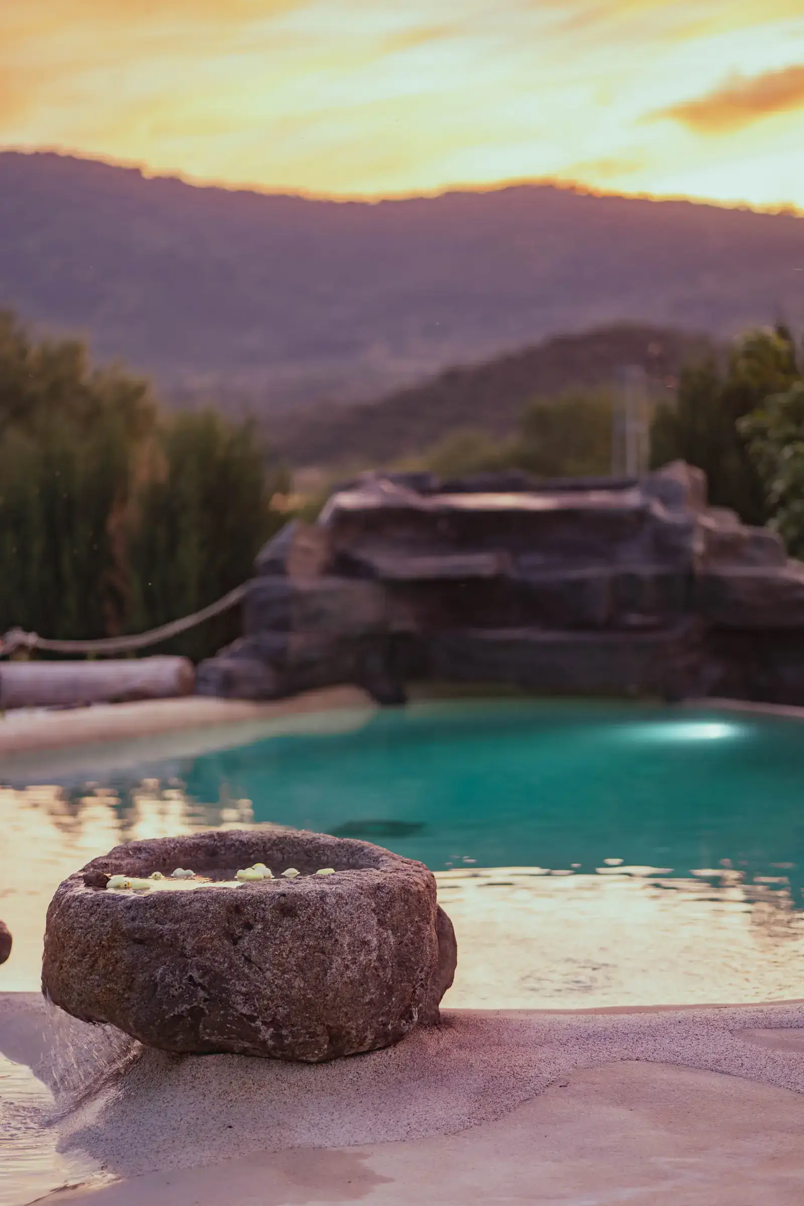 Las rocas de la piscina-playa bajo las últimas luces del atardecer