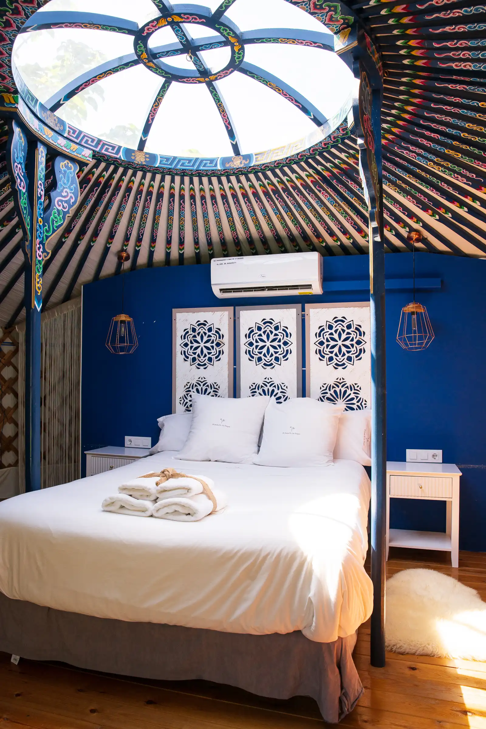 El interior de la Yurta Cielo con la cama de 180 preparada